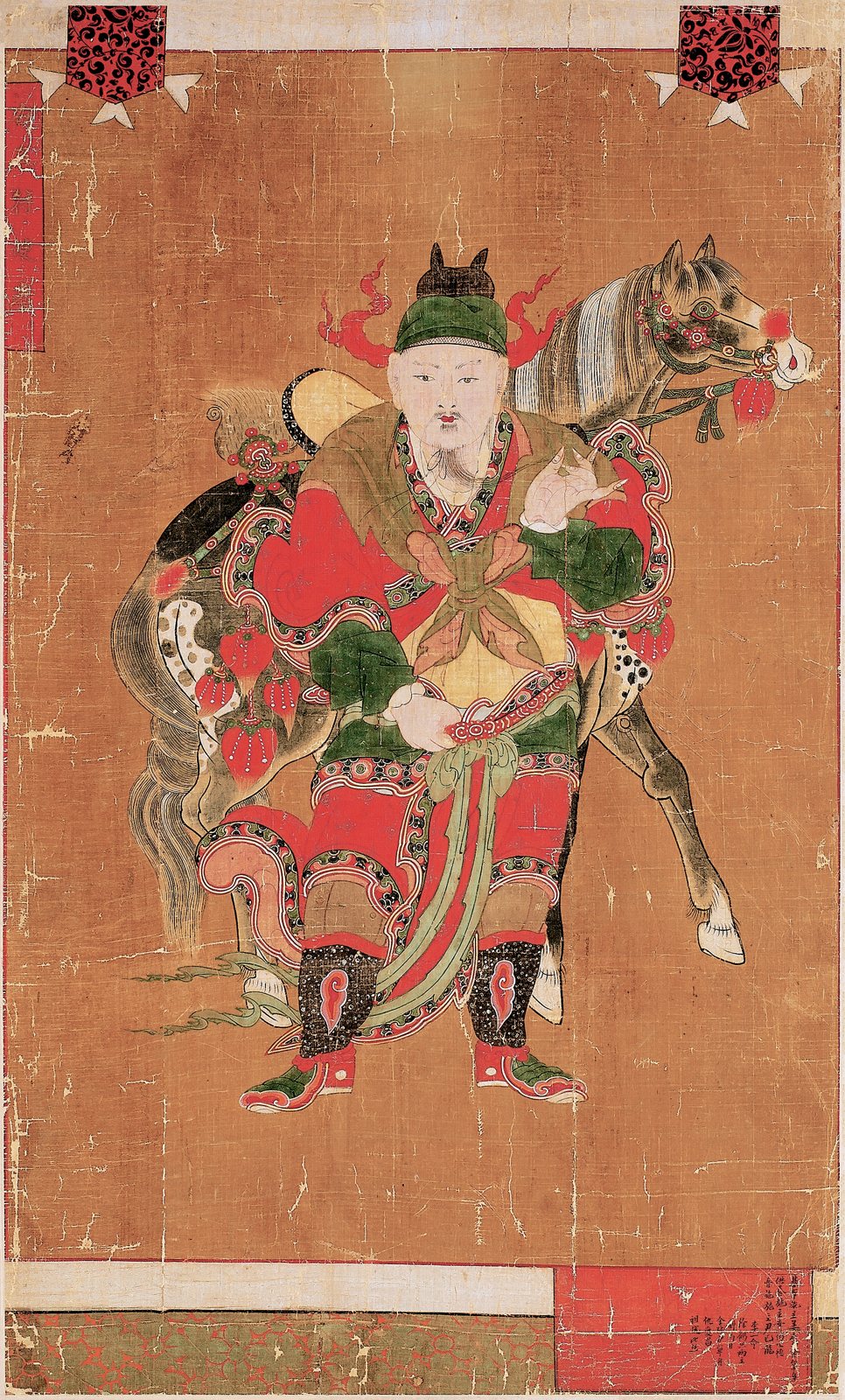 Pintura de finales de Joseon de una figura barbada con túnicas rojas y verdes y un sombrero verde con cuernos, que sostiene un objeto pequeño, con un caballo detrás, sobre un fondo anaranjado