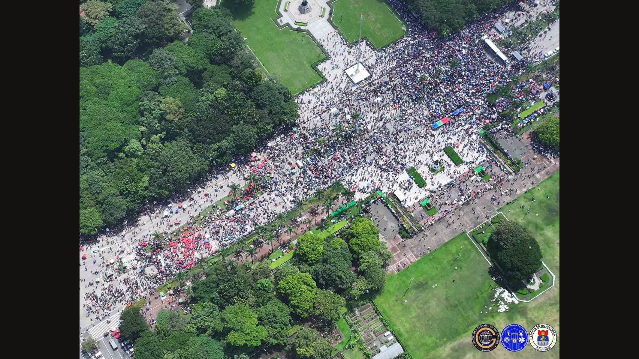 Vista aérea de una densa multitud que llena una avenida junto a los jardines del parque Rizal, en Manila, durante la concentración Baha sa Luneta
