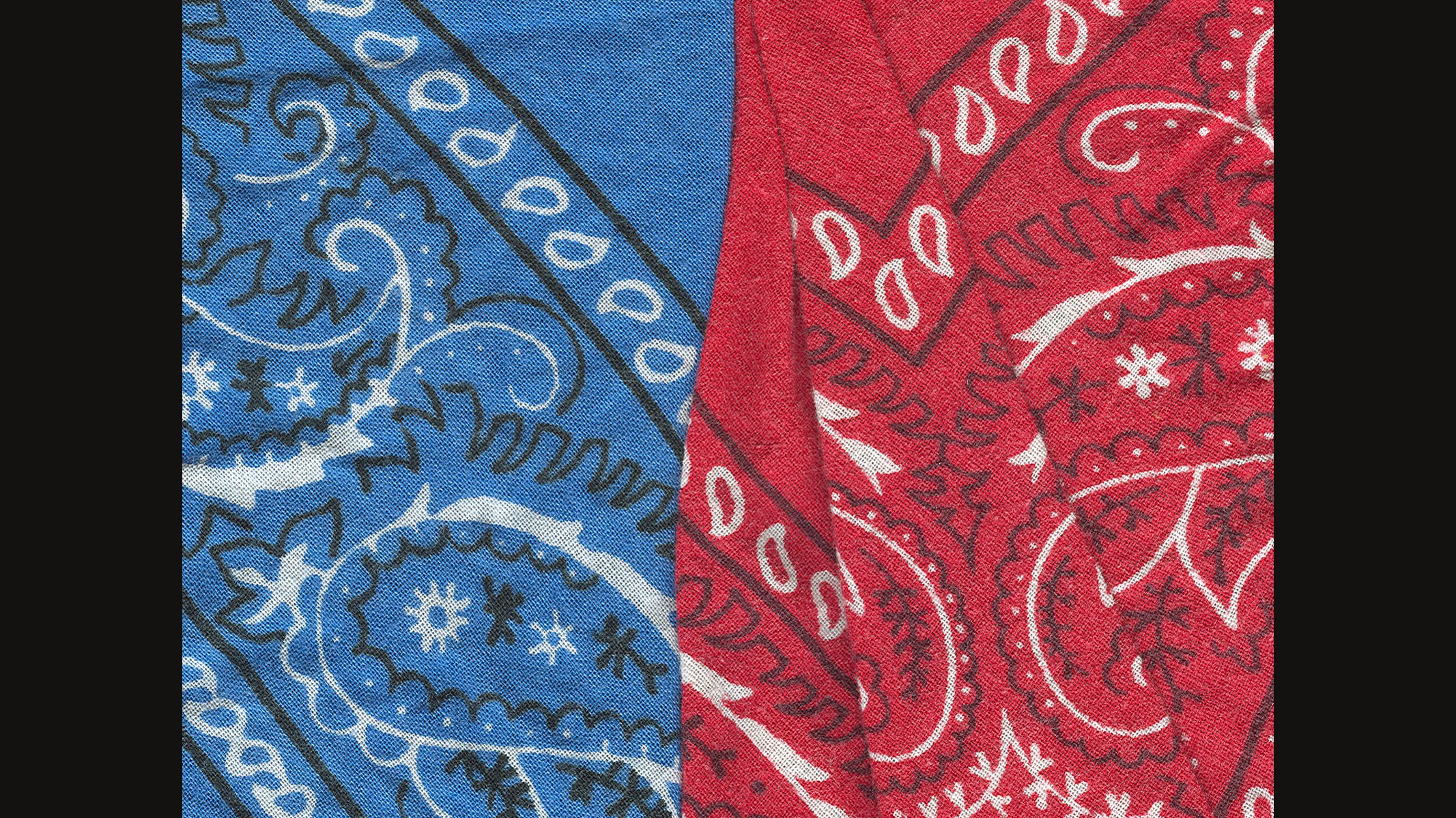 Dos bandanas de cachemira, una azul y otra roja, con gotas y volutas blancas, dobladas una junto a la otra