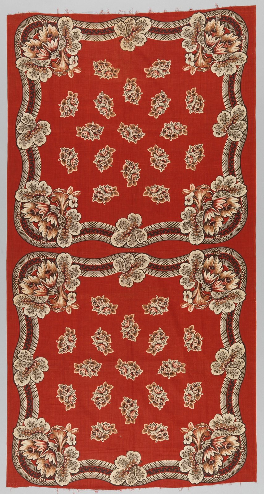 Una bandana de algodón estampado del siglo XIX, roja, con ramos de flores crema y marrón dentro de una cenefa ondulada
