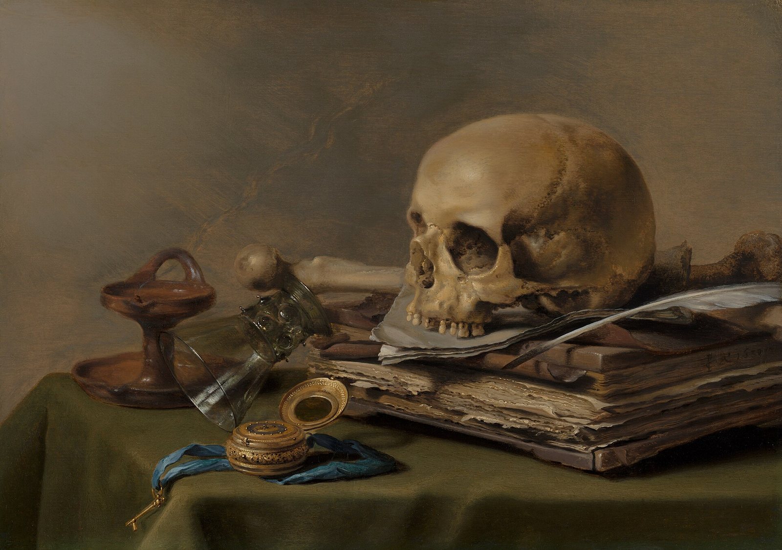 Vanitas de Pieter Claesz: una calavera y huesos sobre una pila de libros y papeles con una pluma, junto a un vaso caído, un reloj de bolsillo dorado con cinta azul y una lámpara de aceite, sobre un paño verde