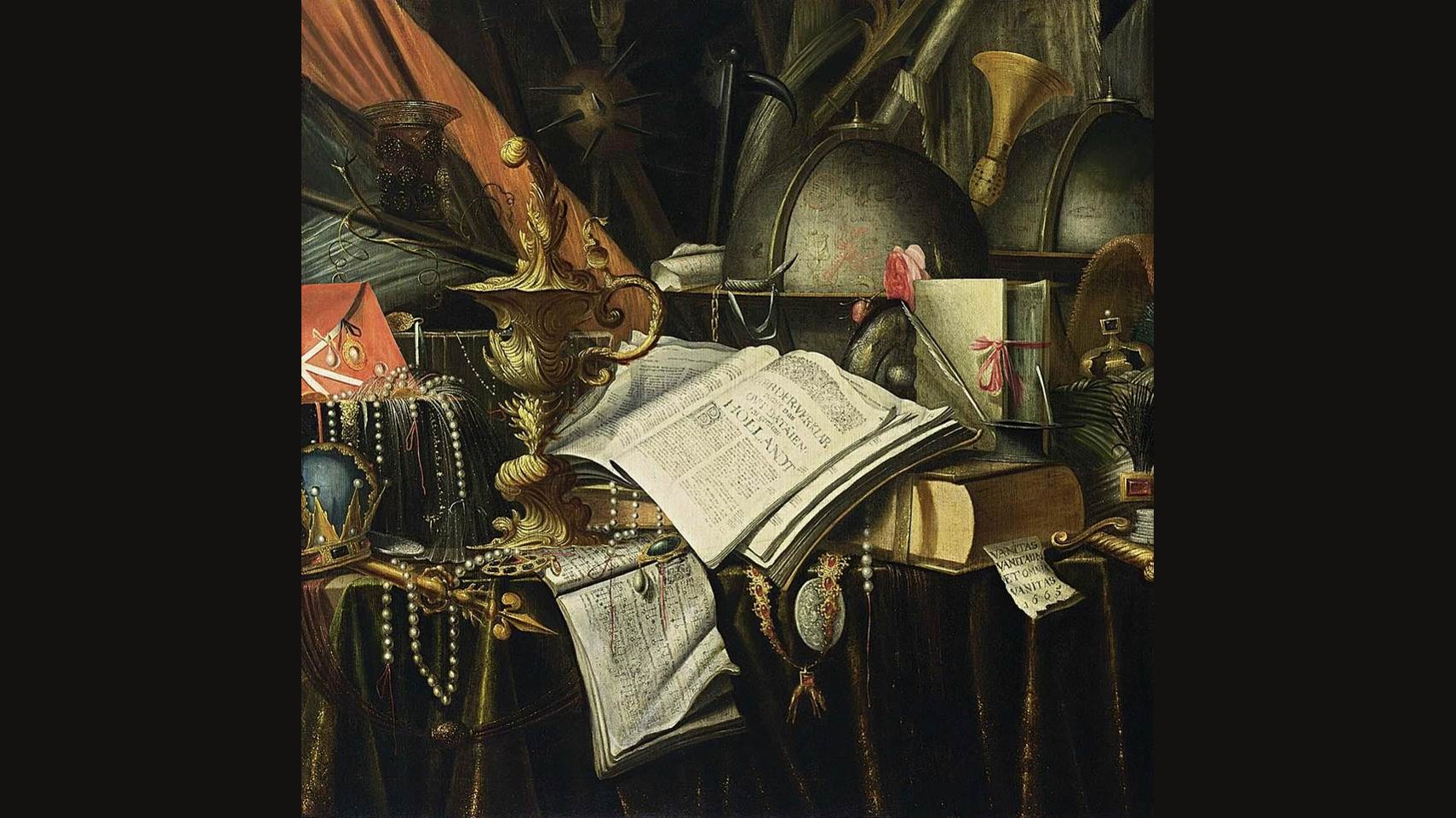 Bodegón vanitas de Evert Collier de 1665: libros y papeles abiertos, un globo terráqueo, un yelmo, un cuerno, collares de perlas y una copa dorada amontonados sobre una mesa con tela