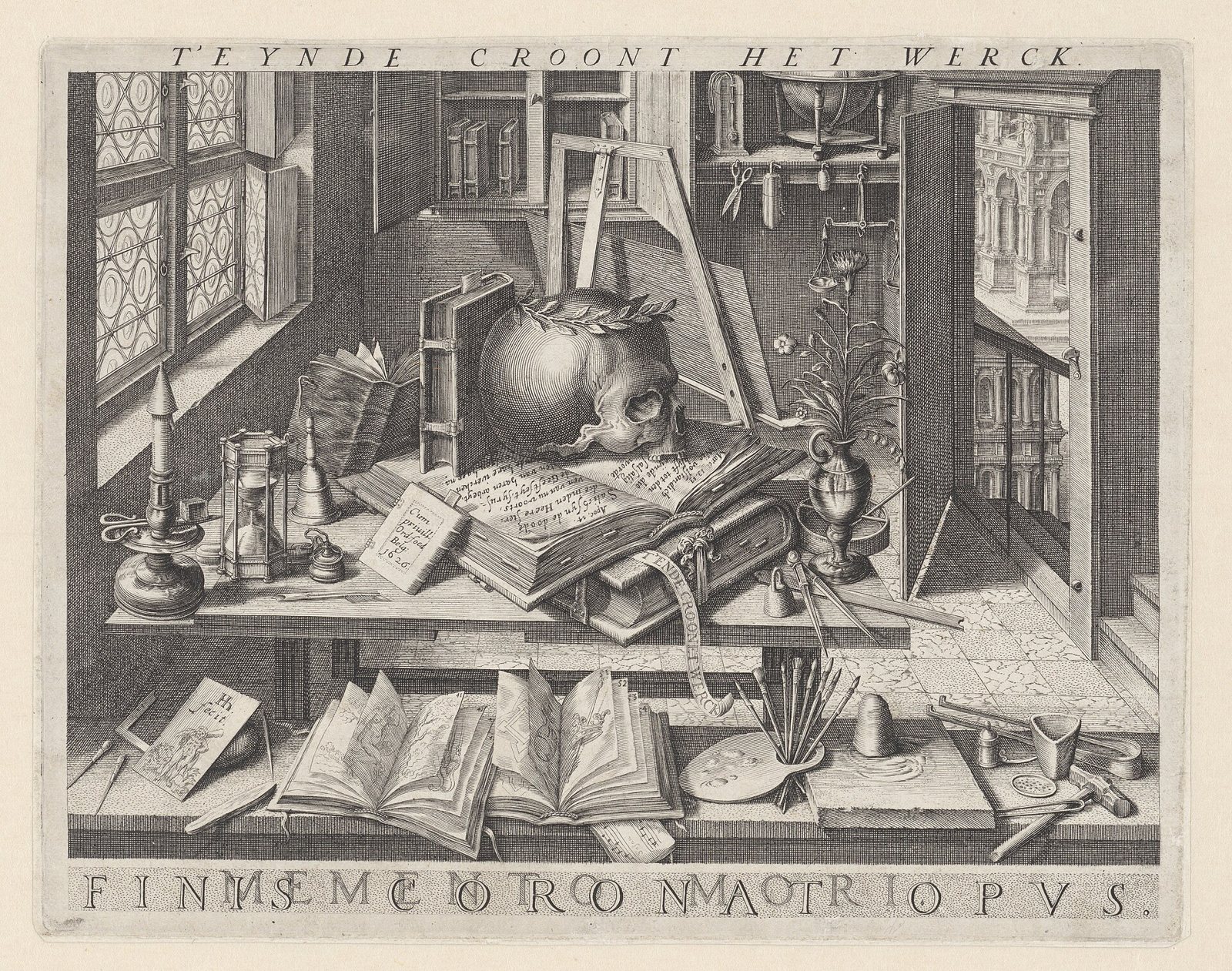 Grabado de una mesa de estudio con una calavera coronada de laurel sobre un libro abierto, un reloj de arena, una vela, una balanza, un jarrón con flores y herramientas de pintor, con letras en latín y neerlandés alrededor